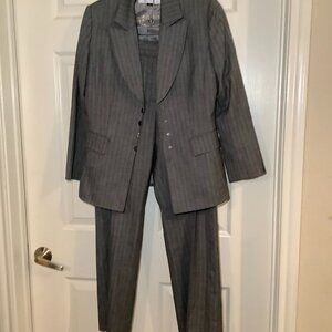 Tahari  Arthur S. Levine women 2 Piece Grey & Blk Pinstriped Suit Inner Linen